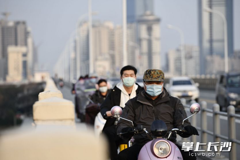 橘子洲大桥上车辆有所增加。