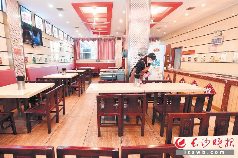 　　营盘路附近一家粉面馆恢复营业。长沙晚报全媒体记者 王志伟 摄