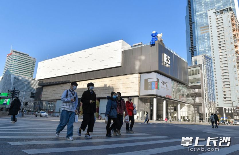 长沙国金中心开始看到有部分市民出来散步。