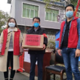 回龙圩管理区：同心抗疫 志愿者向防控一线站点捐赠物资