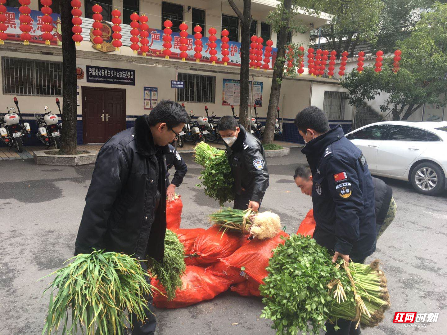 当地村民自发为值勤站点民警送蔬菜。.jpg