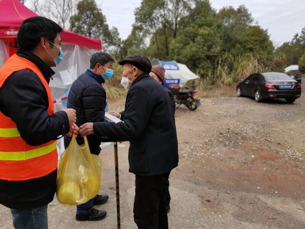 邓文礼给防疫值守人员送柚子.JPG
