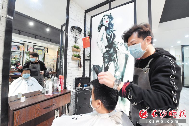 　　2月17日，在城南西路的南京美容美发店，顾客通过网络预约来到店内理发。　　长沙晚报全媒体记者 余劭劼 摄