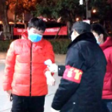 奇葩！为躲避防疫检查长沙一男子竟藏身车尾箱