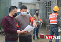 岳阳战“疫” 党徽闪耀建设者本色