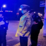 暖新闻：夜间巡逻民警救助迷路老人