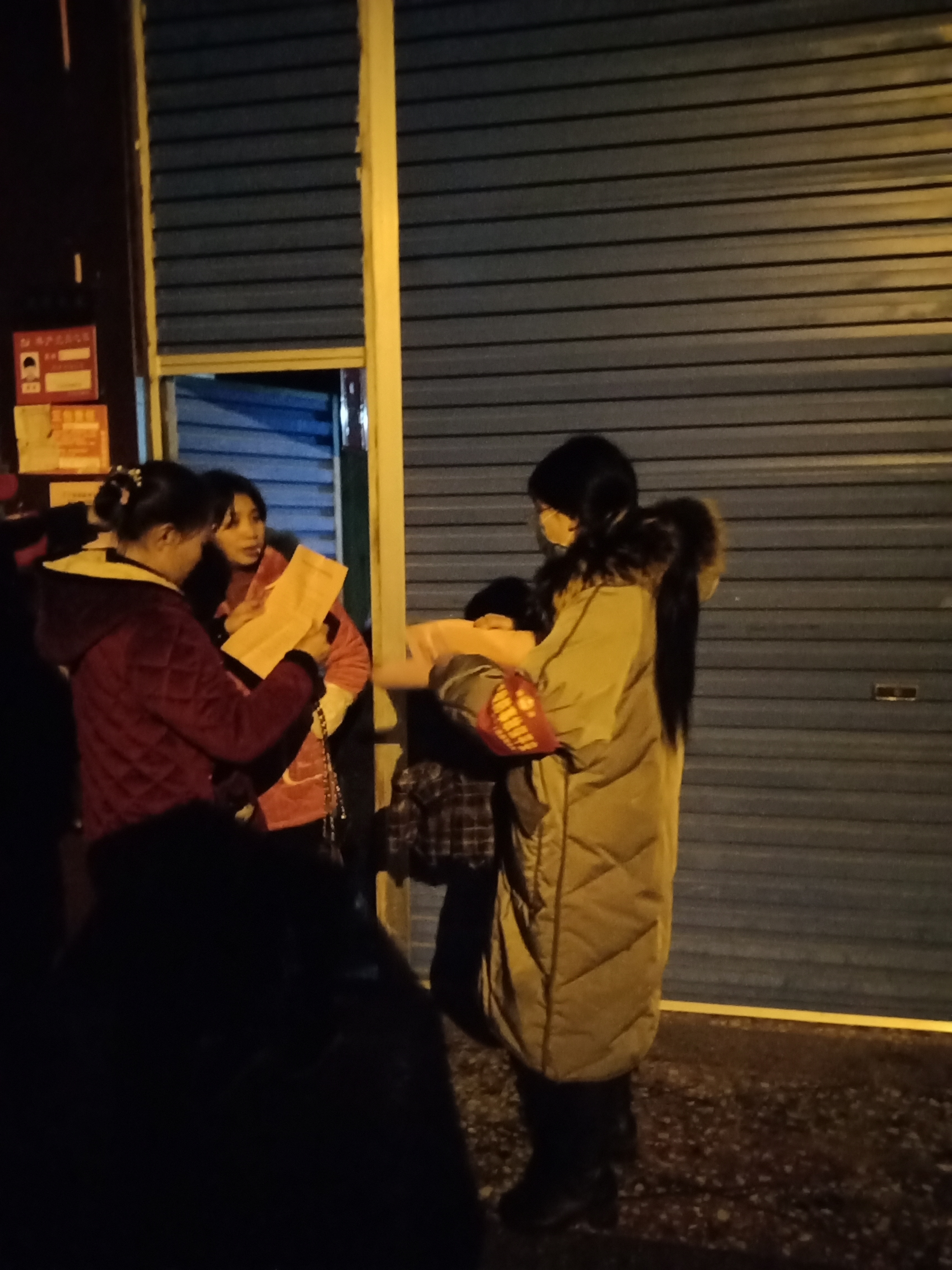 (大年三十晚上,吴娟为群众做疫情防控知识宣传)