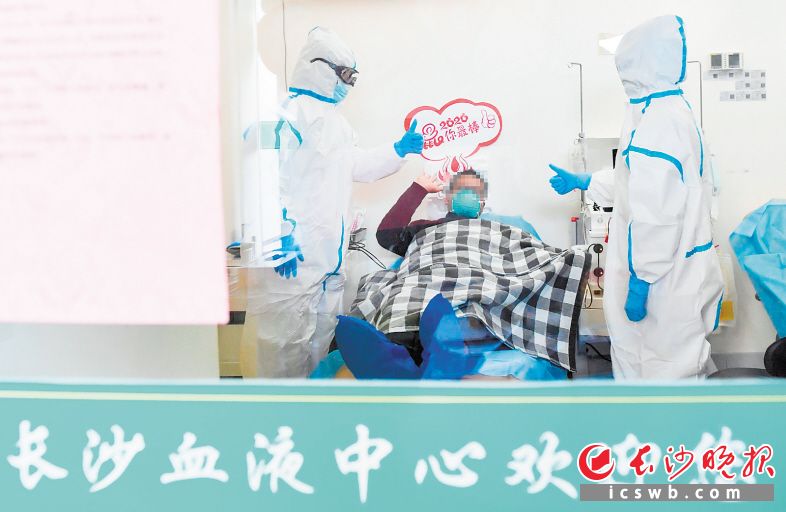 　　2月18日，新冠肺炎康复者郭先生正在捐献血浆。长沙晚报全媒体记者 邹麟 摄