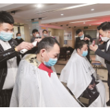 为一线防疫人员义务理发