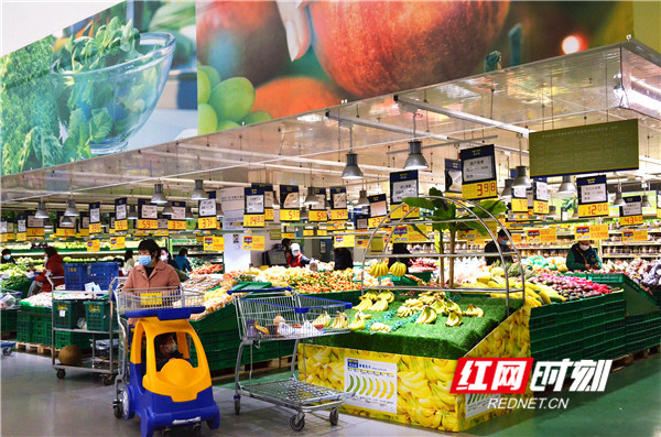 红网时刻2月20日讯(记者 唐频辉)2月20日,长沙街头,春日和煦,众多市民也开始走出家门,给家里早已被掏空的冰箱、零食柜里加加料。2月20日下午,记者在华润万家泊富店、麦德龙长沙开福店看到,前来采购的市民不少,据麦德龙卖场内当日值班经理徐东表示,与上周相比,来卖场购物的顾客明显增加,生鲜类商品的销售量也明显增加。