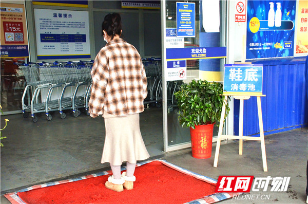 “随着进店购物的人开始增加，在保供应的同时，防疫消毒措施也进一步加强了，不敢懈怠，力争给消费者营造一个安全、放心的购物环境。”徐东表示，为了保障卖场安全，商场所有区域都进行每天两次的清洗和消杀，并增加通风频次，暂停了所有食品的试吃，同时在进口安置鞋底消毒池，做好门槛式消毒。