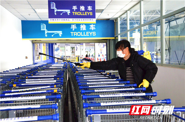 进仓储式超市采购，购物车是不可少的工具。购物车安全吗？徐东表示，购物车在收集摆放整齐后，背有消毒喷壶的工作人员会对购物车进行喷雾式消毒，“可放心使用”。