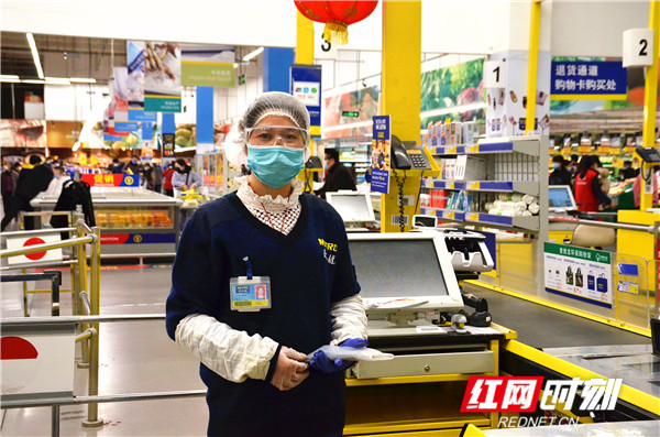 收银台是人群比较聚集的地方，为了确保安全，每一个收银员都戴上浴帽、护目镜、口罩和手套及袖套全副武装上阵。