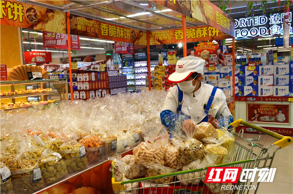 为减少接触，华润万家超市则将散装零食和蔬菜进行了预包装，按需采购，不必再去称重处称重，减少中间环节。
