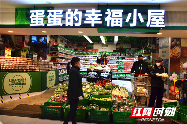 “线上下单，无接触配送”是各超市在疫情期间推出的便捷购物方式。华润万家泊富店还专为线上订单开设了“蛋蛋的幸福小屋”，线上需求最旺盛的新鲜蔬菜和鸡蛋备货充足。