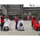 思蒙镇：暖心！“托尼老师”为抗疫一线人员义务理发