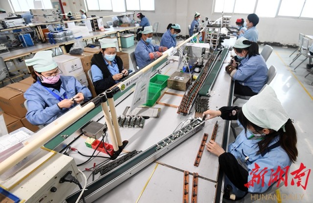 (2月17日,常德经济技术开发区胜美达电机公司生产车间,工人们在组装