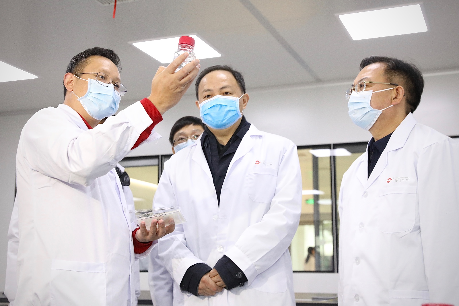 郑建新在湖南源品细胞生物科技有限公司调研。刘书勤 摄。