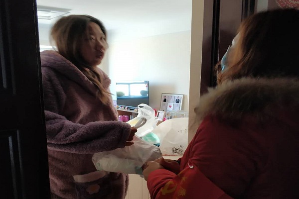 社区工作人员为不便取外卖的准妈妈送餐入户.jpg