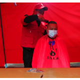 凌霄社区志愿者为防疫人员免费理发