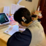 穿校服上网课，在家也有仪式感