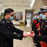 【警视窗】张家界公安送奖到岗激励战“疫”斗志