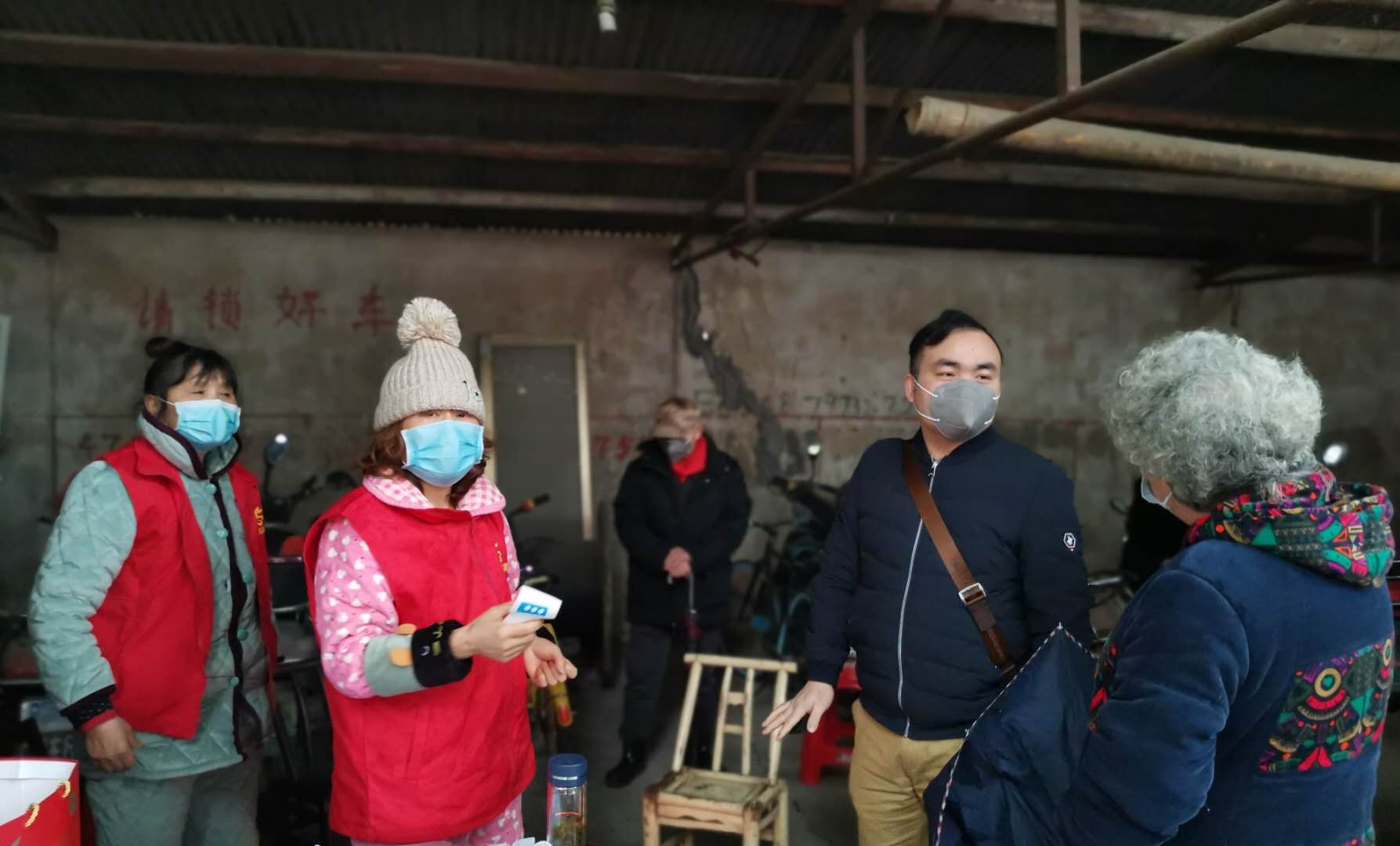志愿者进出小区人员进行体温检测.jpg