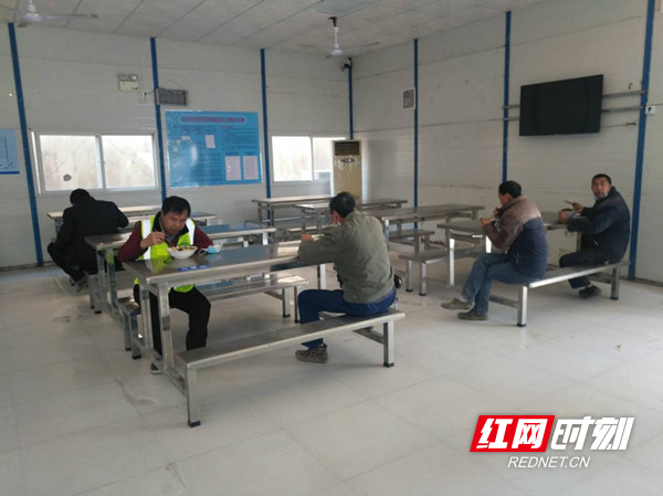 图为芙蓉生态城二期安置小区建设工地食堂吃饭情况.jpg 图为芙蓉生态城二期安置小区建设工地食堂吃饭情况.jpg