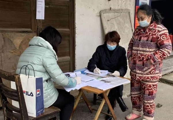 居民主动来办理出入卡.jpg