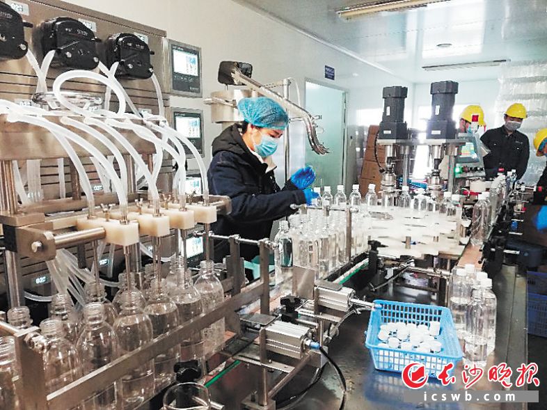 　　湖南华纳大药厂手性药物有限公司两条生产线生产75%乙醇消毒液，日产能10余吨。         受访者供图