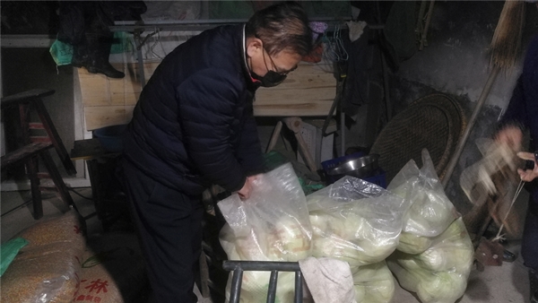 驻村工作队帮助贫困户销售滞销的蔬菜.jpg