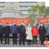 驰援湖北黄冈 妻子为卢辉拉上了出征的车门