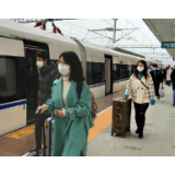 龙山：家门车门厂门“无缝接轨”助民工上岗稳脱贫