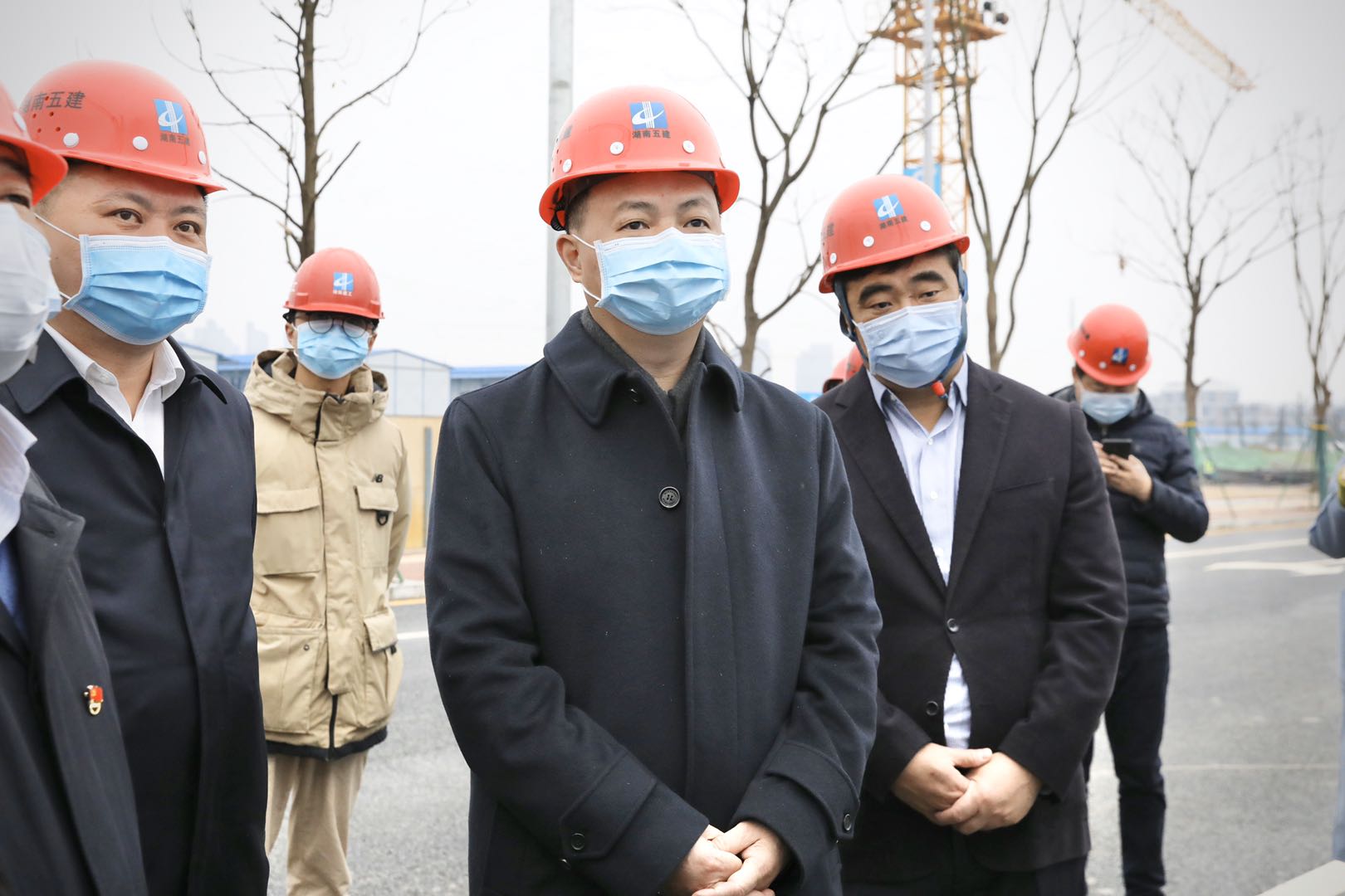 郑建新深入企业和项目建设现场，详细了解园区发展、疫情防控和复工复产情况。刘书勤 摄。