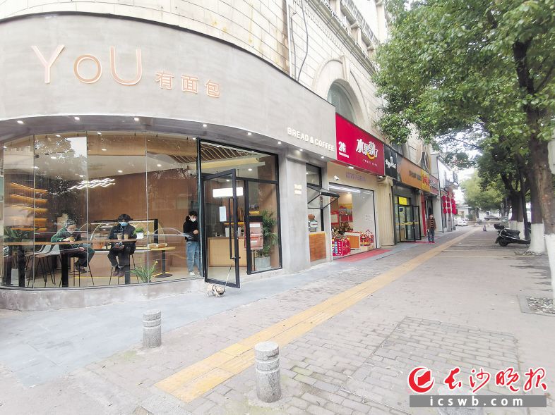 　　阜埠河路、麓山南路、新民路的300余家门店陆续复业。长沙晚报通讯员 彭汝佼 全媒体记者 洪虹 摄影报道