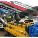 武汉机场装卸员日运物资上万件 每人弯腰上千次