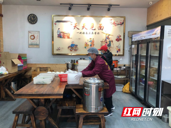 沿街的各类小微餐饮店，生意虽不如以前，为了满足居民需求，店主积极寻求突破口，实行线上订餐送外卖，温暖居民的胃，也让大家宅在家里的生活更有滋有味。_meitu_12.jpg