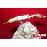 刻刀定格最美坚守 非遗传人杨石生用竹根传递抗“疫”正能量