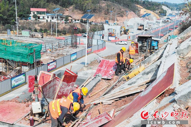 　　2月23日，洞株城际公路（长沙段）改扩建工程项目施工现场，工人们在进行桩板墙施工。   长沙晚报全媒体记者 王志伟 摄