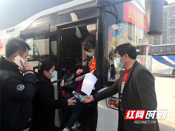武冈：开通免费交通专线 助农民工返岗复工1_副本.jpg