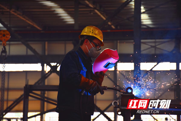 湖南煤矿机械有限公司的车间里，工人在焊接。.jpg
