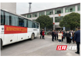 资阳区迎风桥镇：定制专车“点对点” 员工上岗有保障