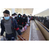 务工专列是“两手抓”的好样本