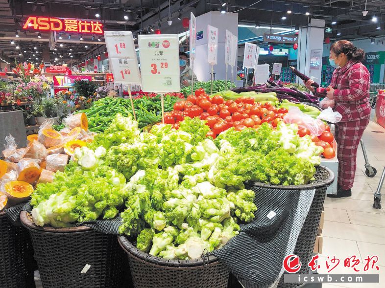 　　步步高超市蔬菜琳琅满目。长沙晚报全媒体记者 刘捷萍 摄