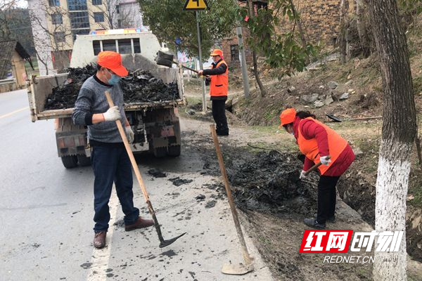 养路工人在疏通公路水沟.jpg