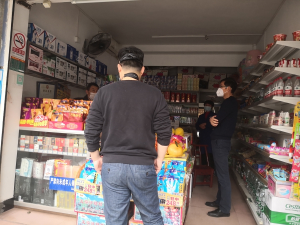 英才园社区加强对沿街商铺的巡查(1).jpg