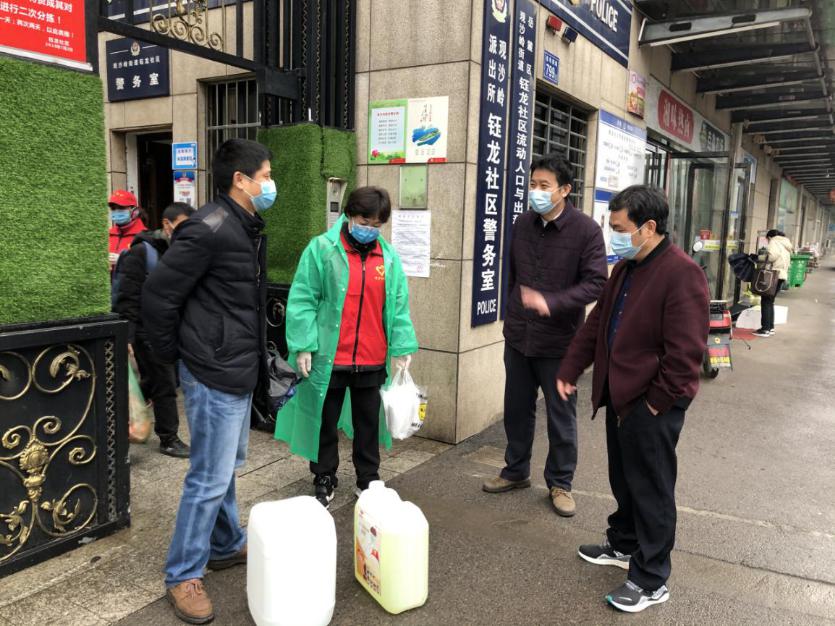 市教育局机关党委为钰龙社区送上口罩、酒精、消毒液等防护物资.jpg