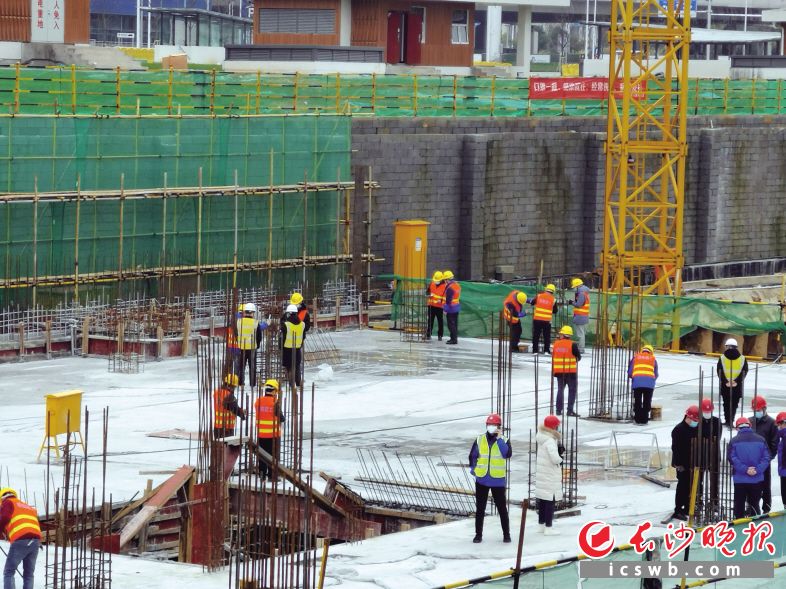 　　截至昨日，湖南湘江新区全域范围内复工工业企业1402家，13个重大产业项目复工11个。