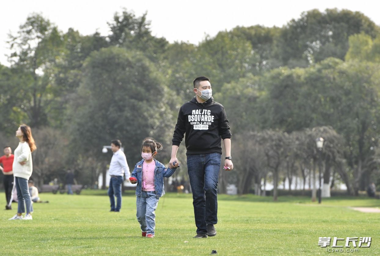 游园的市民多佩戴口罩，并保持一定距离。