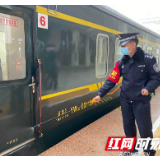 龙山铁警护航湘西首趟务工专列